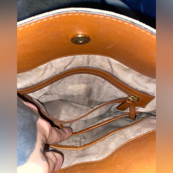 Michael Kors Hamilton Lg. Lock & Key Tote in Vanilla - Picture 4 of 8